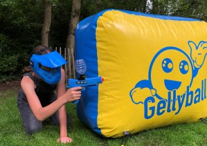 Gellyball bunker with girl shooting blue Gelblaster